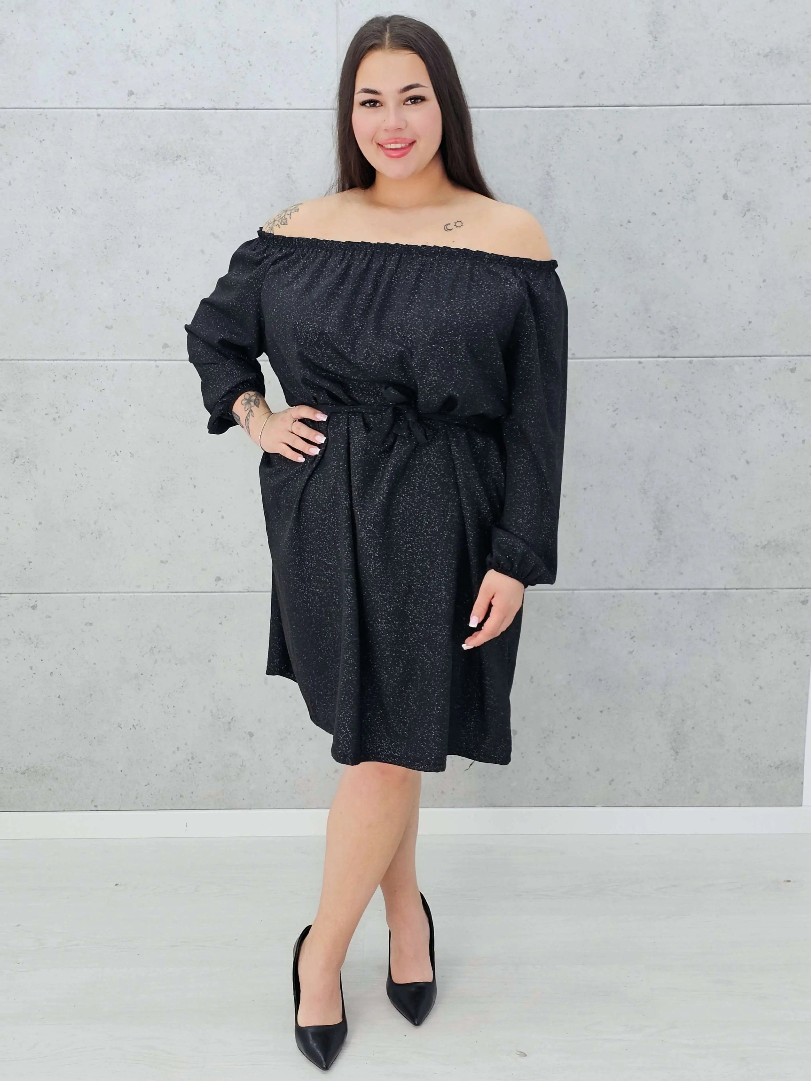 Czarna sukienka z odkrytymi ramionami Stylowa XL