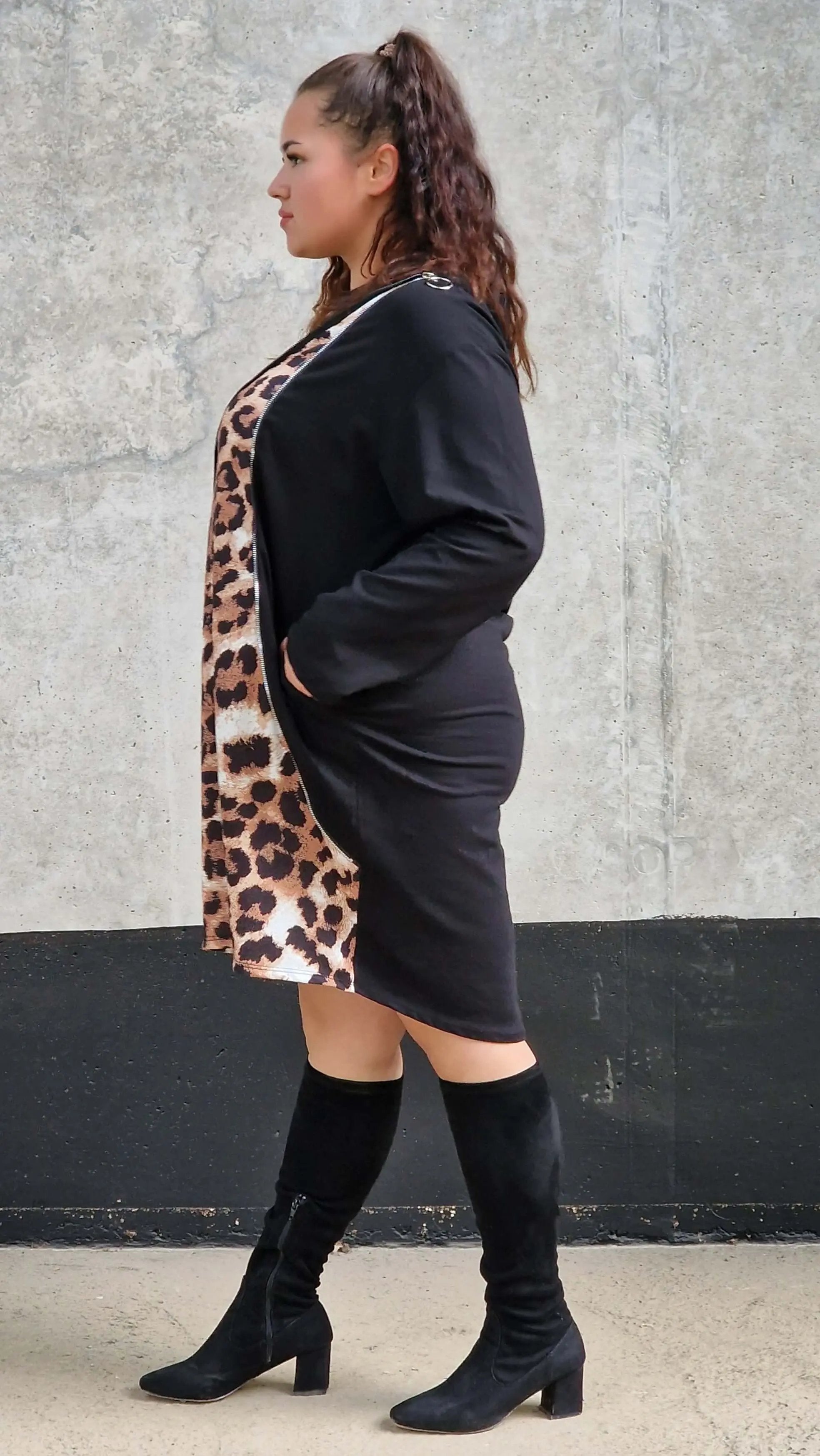 Czarna sukienka z panterkowym akcentem Stylowa XL