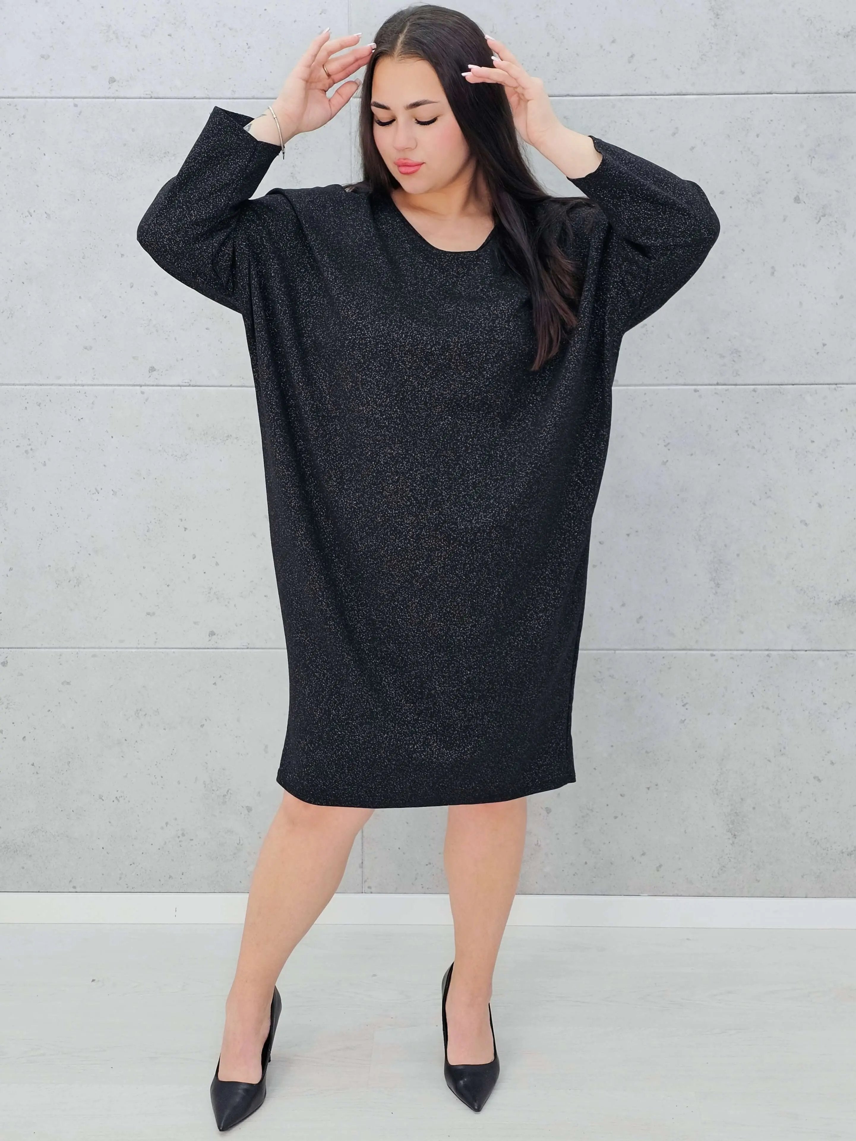 Czarna sukienka z połyskiem i odkrytymi plecami Stylowa XL