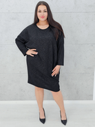 Czarna sukienka z połyskiem i odkrytymi plecami Stylowa XL