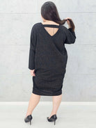 Czarna sukienka z połyskiem i odkrytymi plecami Stylowa XL