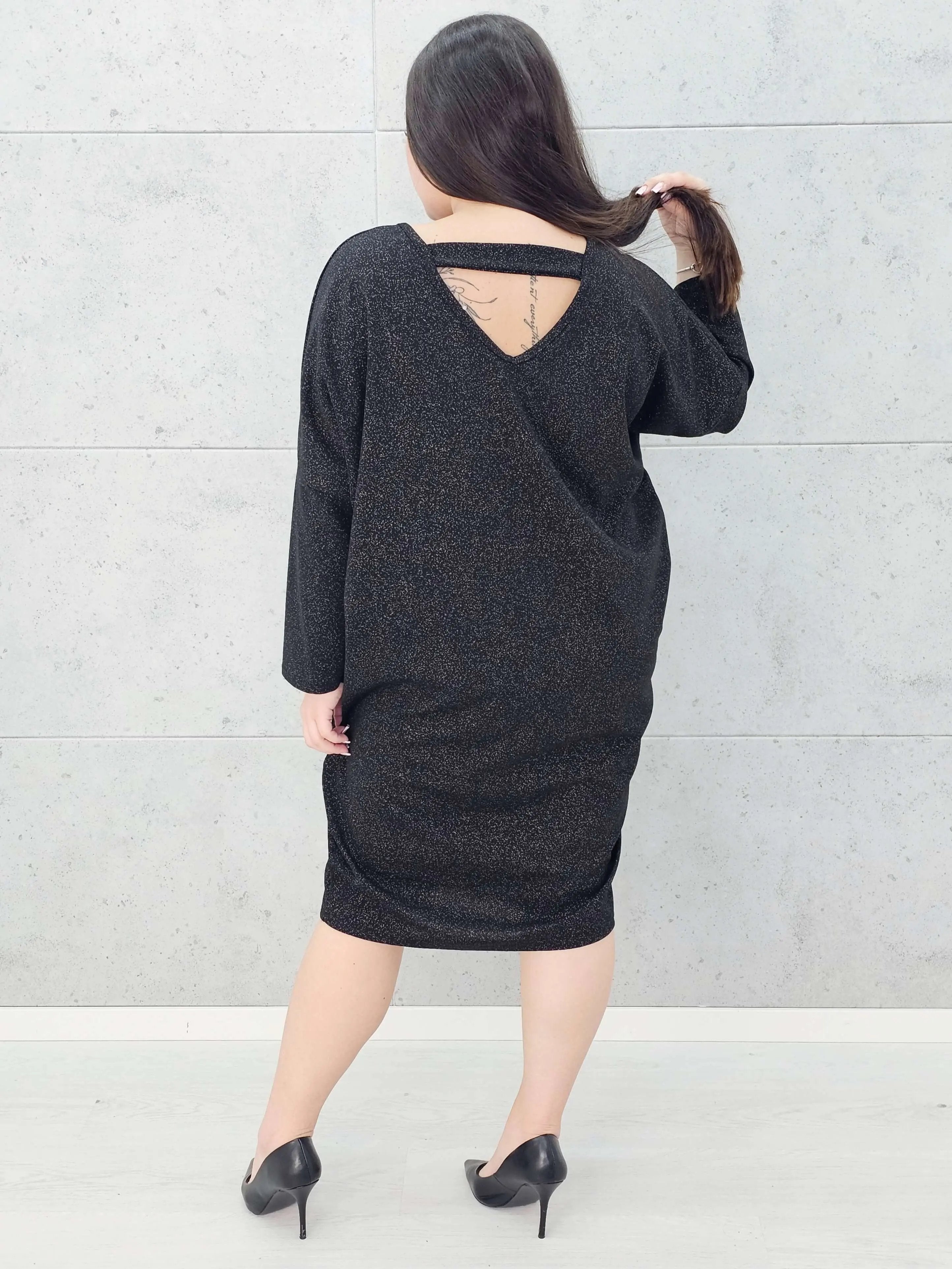 Czarna sukienka z połyskiem i odkrytymi plecami Stylowa XL