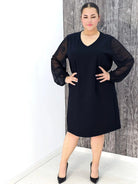 Czarna sukienka z tiulowym rękawem i haftem motyla Stylowa XL