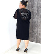 Czarna sukienka z tiulowym rękawem i haftem motyla Stylowa XL