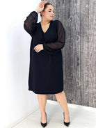 Czarna sukienka z tiulowym rękawem i haftem motyla Stylowa XL