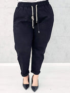 Czarne spodnie StylowaXL – komfort, elegancja i styl w modzie plus size Stylowa XL