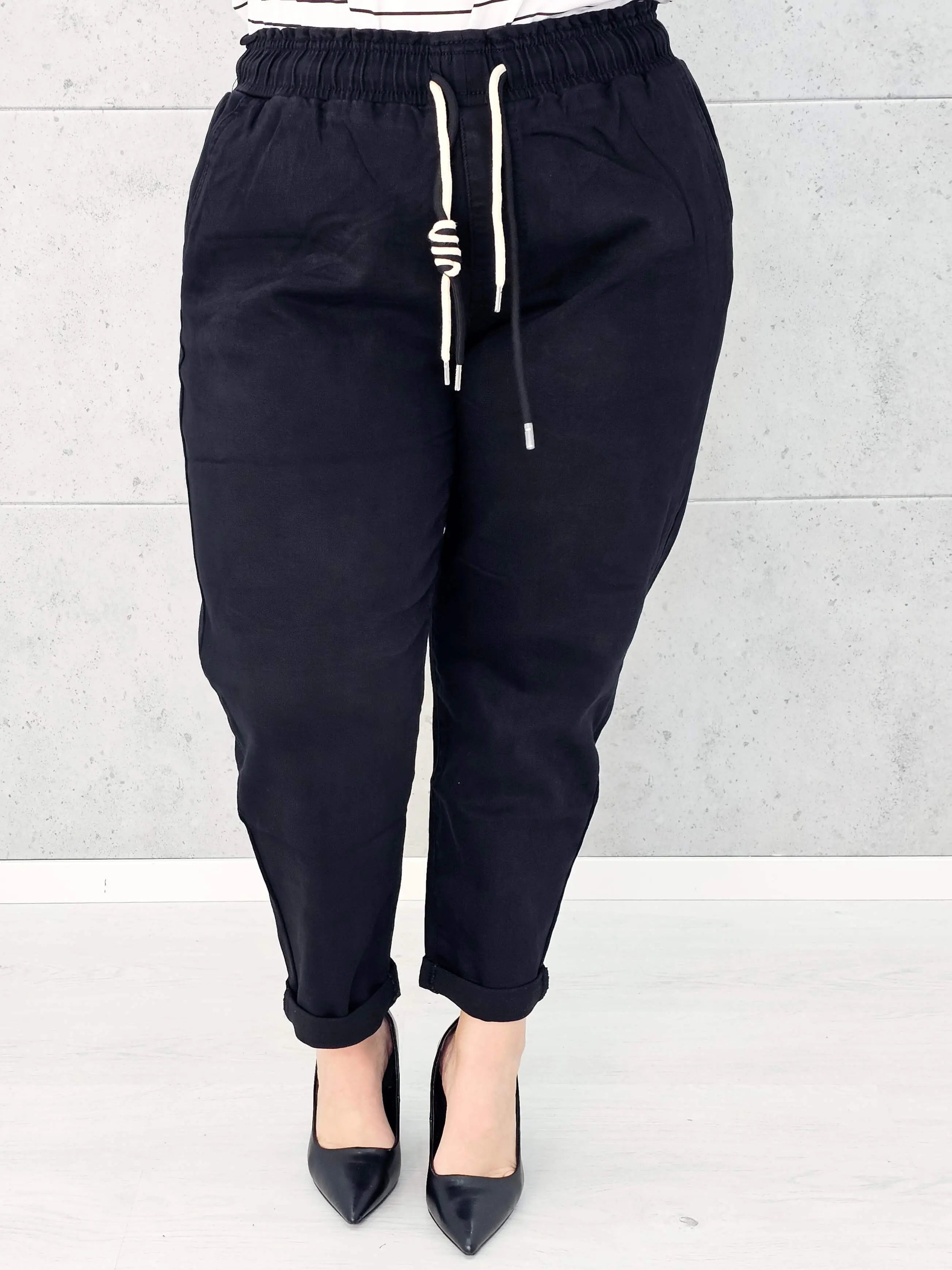 Czarne spodnie StylowaXL – komfort, elegancja i styl w modzie plus size Stylowa XL