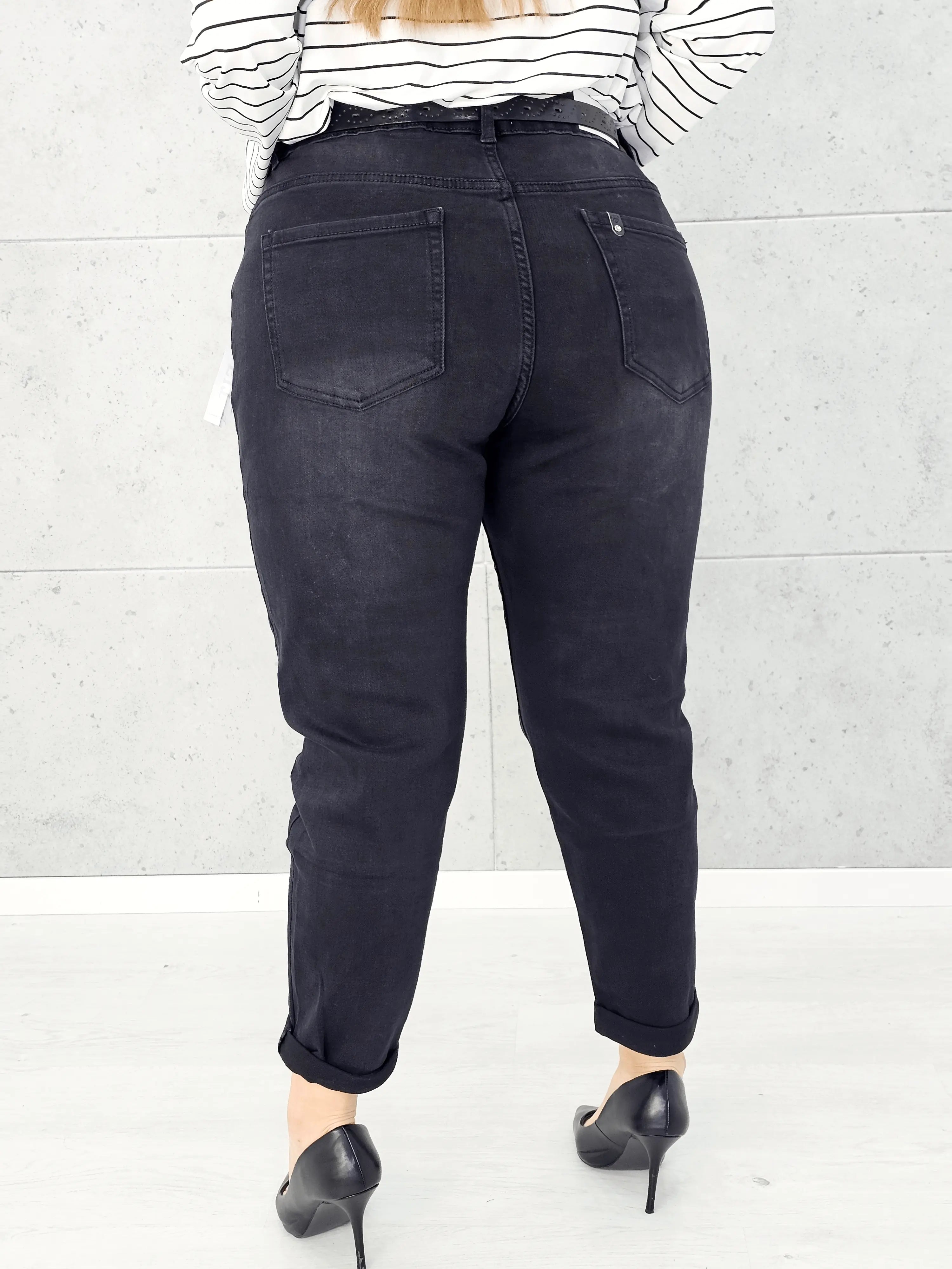 Czarne spodnie jeansowe StylowaXL Mom Fit – idealne dopasowanie w modzie plus size. Stylowa XL