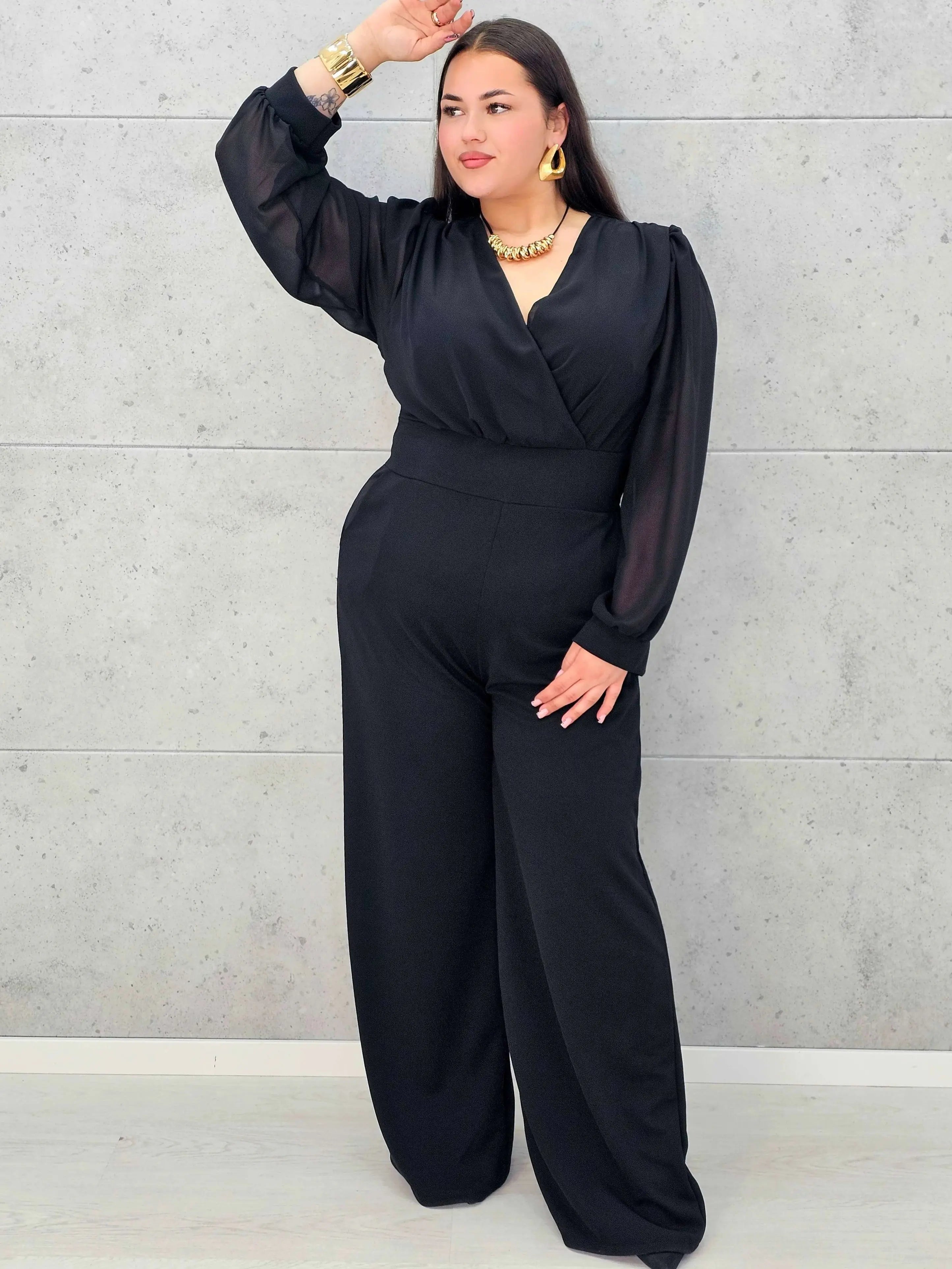 Czarny kombinezon plus size z kopertowym dekoltem i szerokimi nogawkami - Stylowa XL