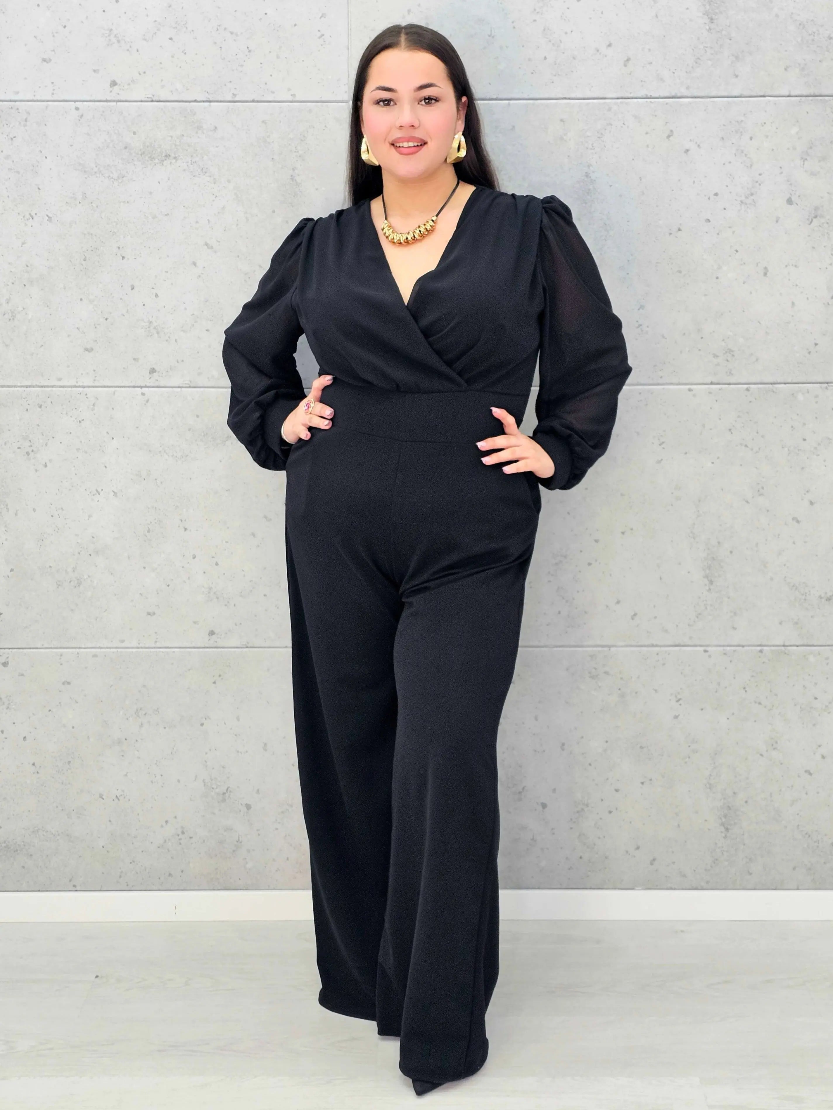 Czarny kombinezon plus size z kopertowym dekoltem i szerokimi nogawkami - Stylowa XL