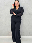 Czarny kombinezon plus size z kopertowym dekoltem i szerokimi nogawkami - Stylowa XL