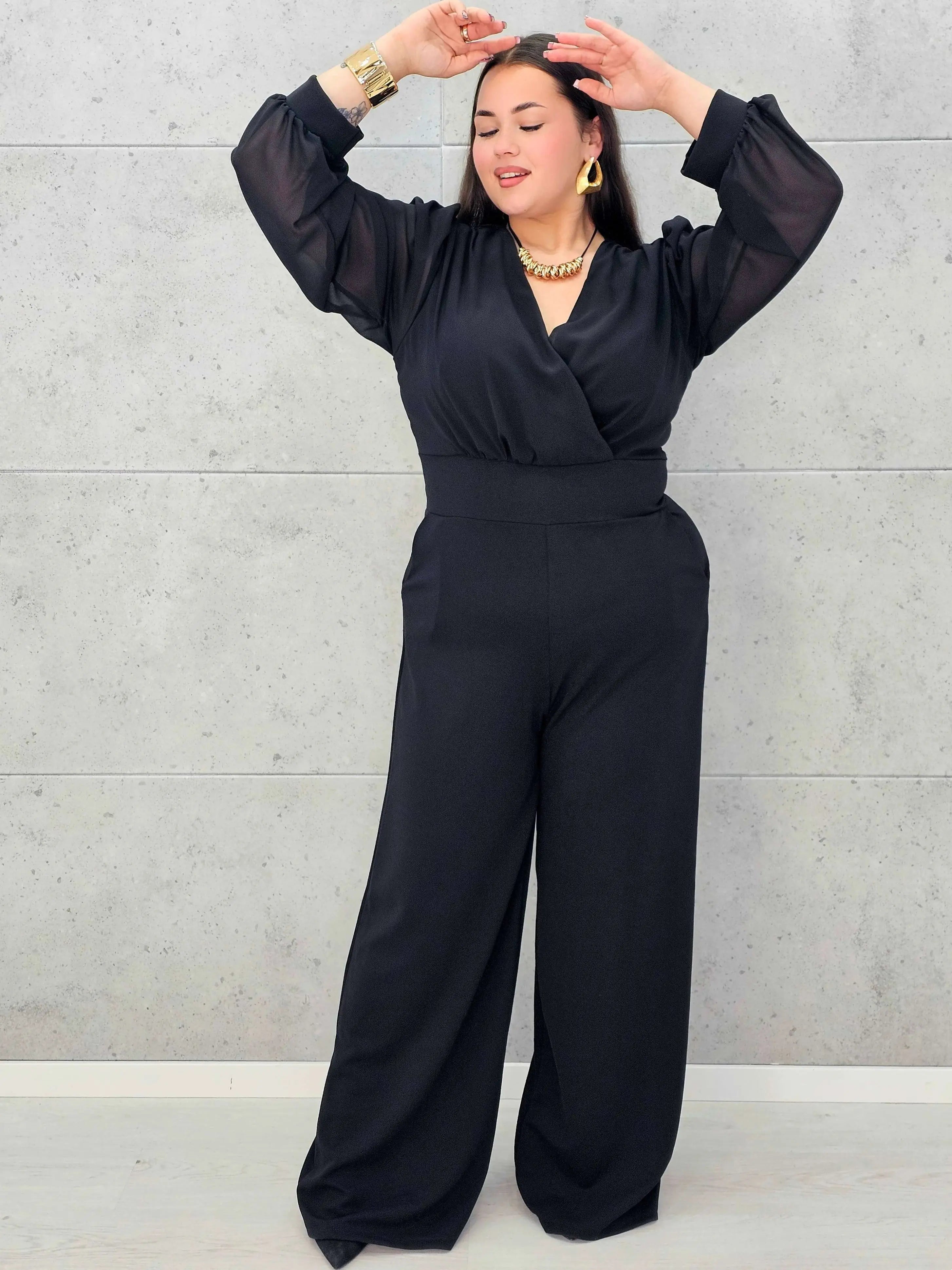 Czarny kombinezon plus size z kopertowym dekoltem i szerokimi nogawkami - Stylowa XL