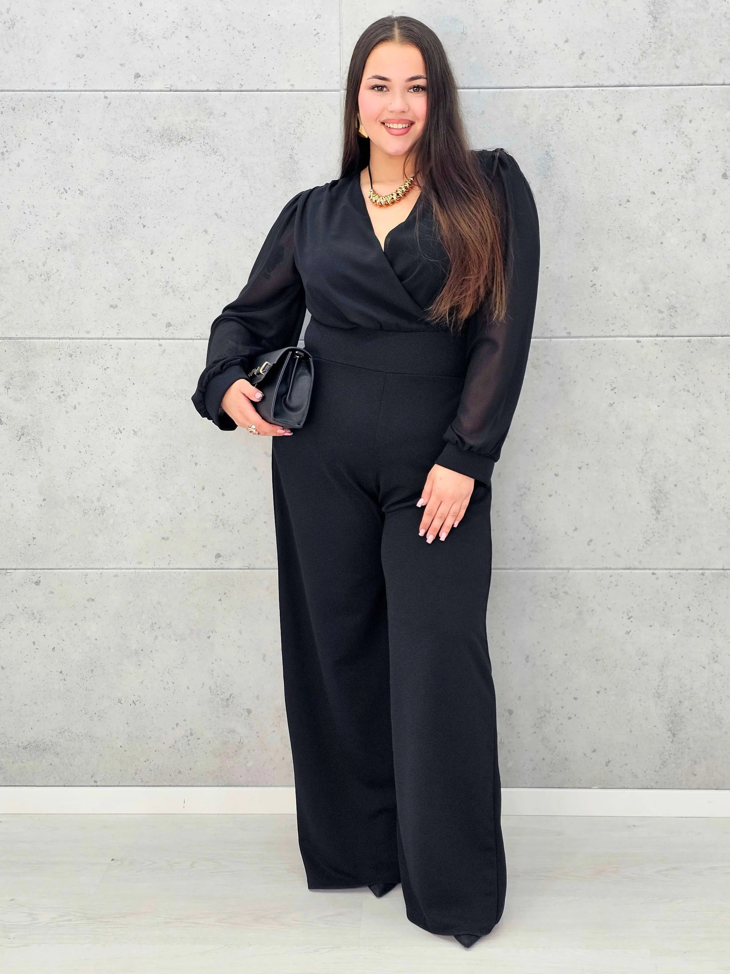 Czarny kombinezon plus size z kopertowym dekoltem i szerokimi nogawkami - Stylowa XL