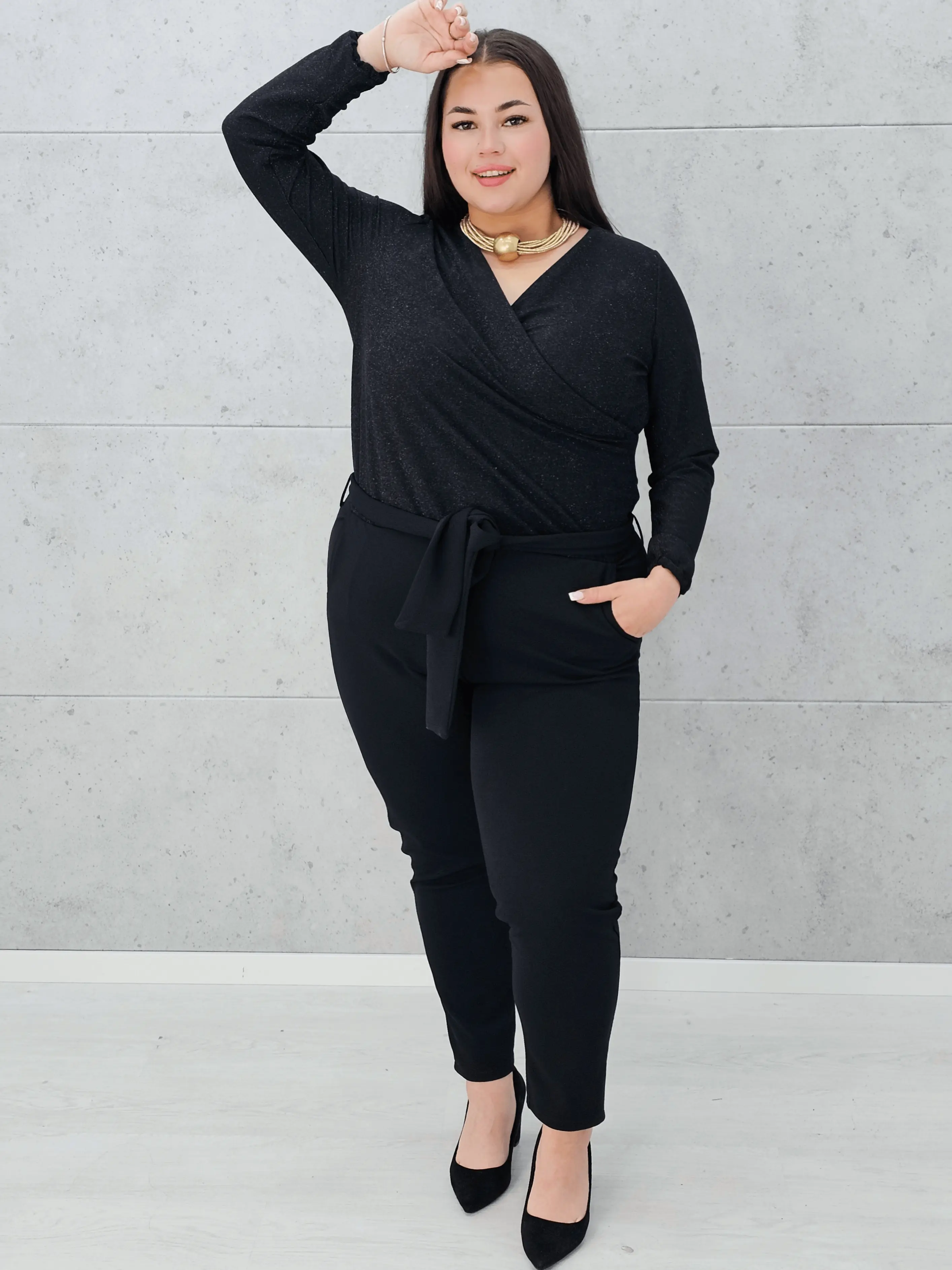 Czarny kombinezon z wiązaniem Stylowa XL