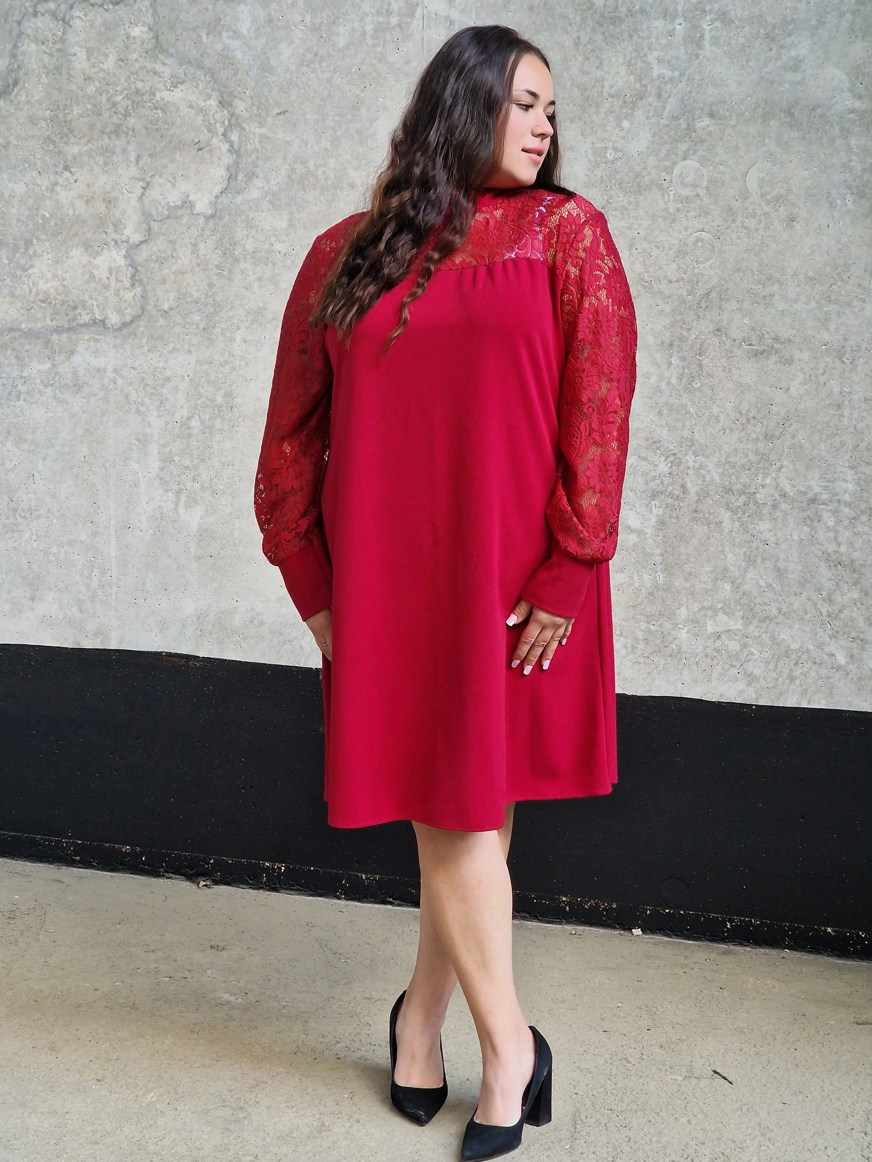 Czerwona sukienka plus size z koronką – elegancja i kobiecy urok Stylowa XL