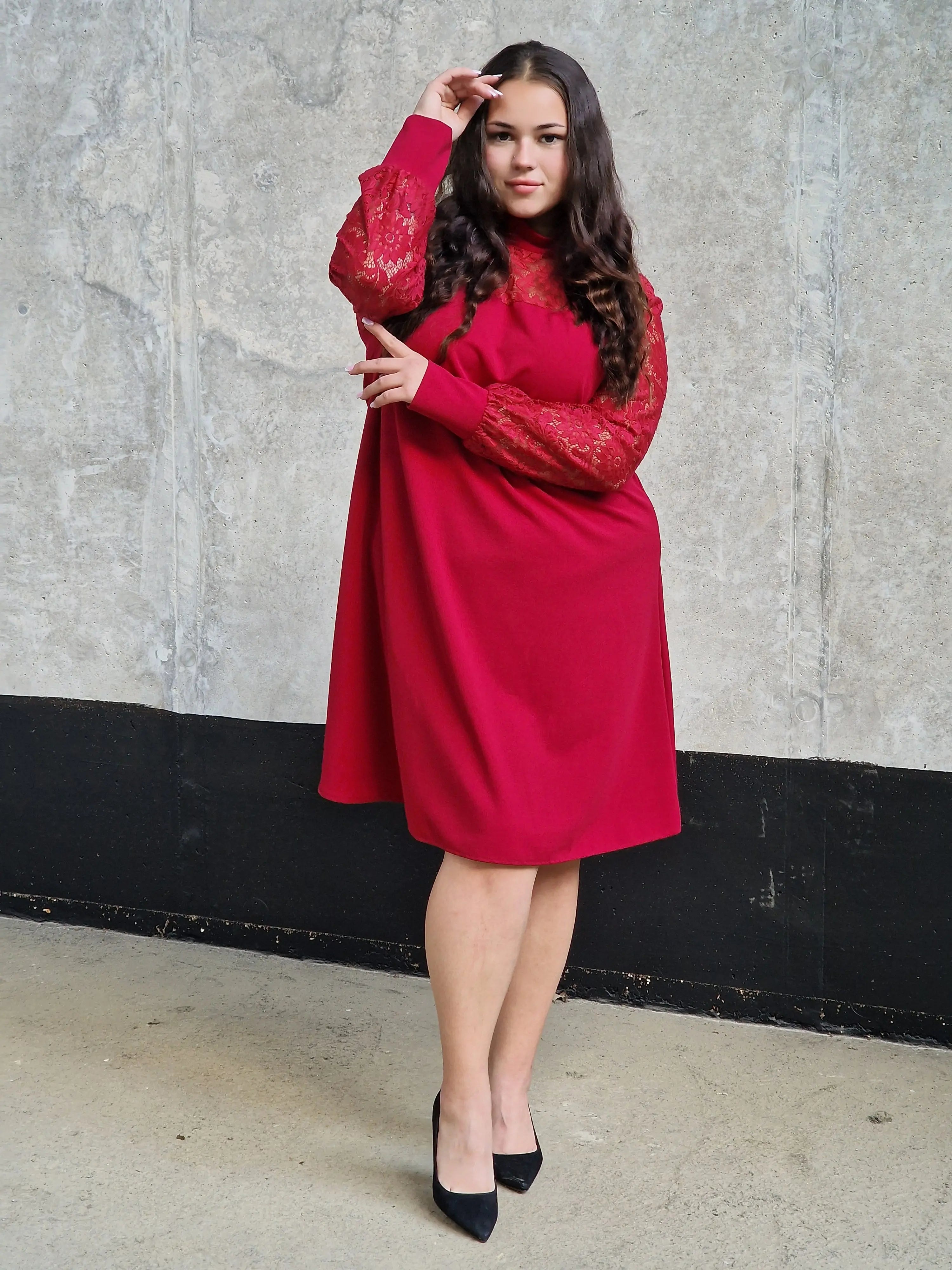 Czerwona sukienka plus size z koronką – elegancja i kobiecy urok Stylowa XL