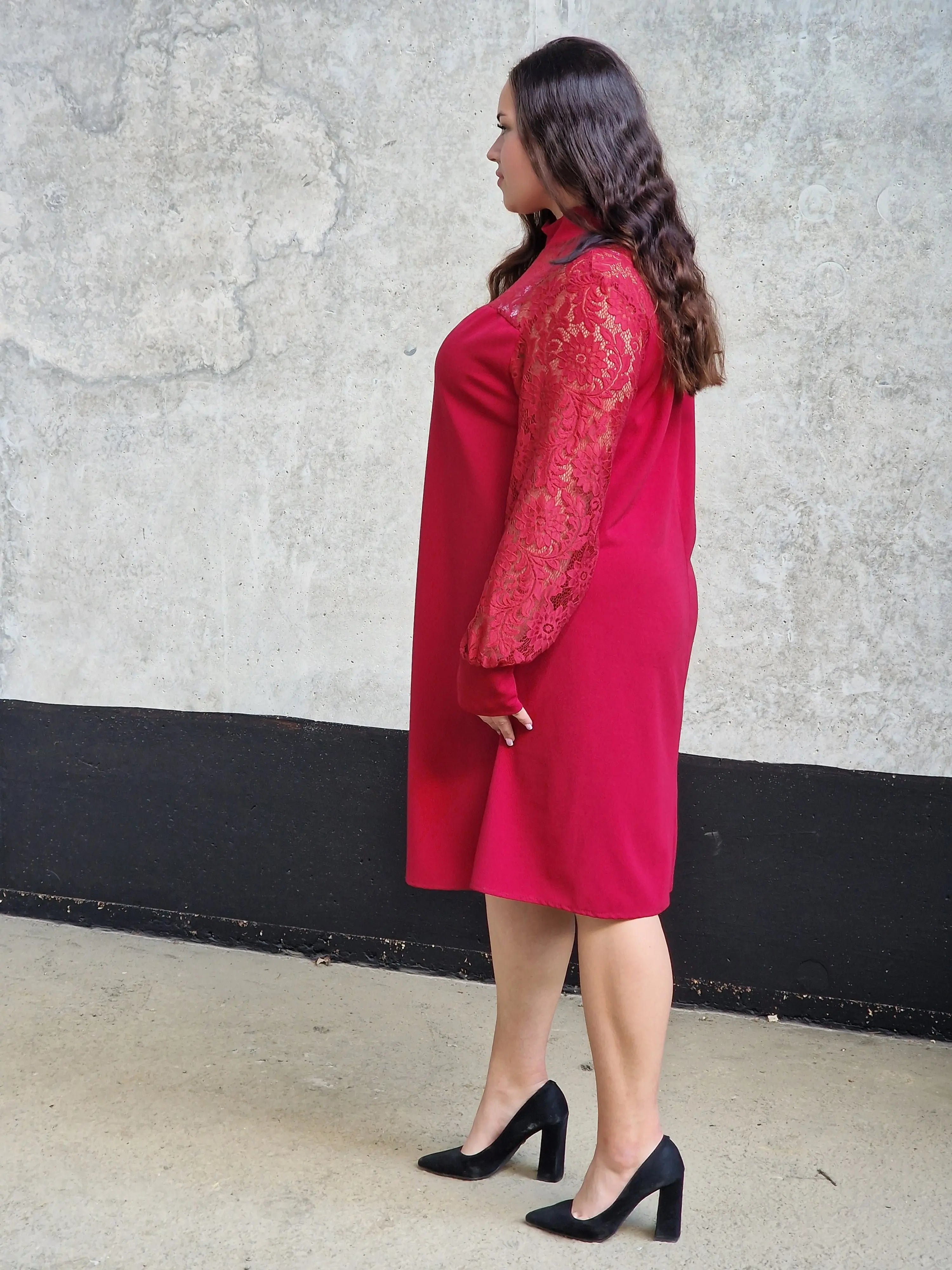 Czerwona sukienka plus size z koronką – elegancja i kobiecy urok Stylowa XL