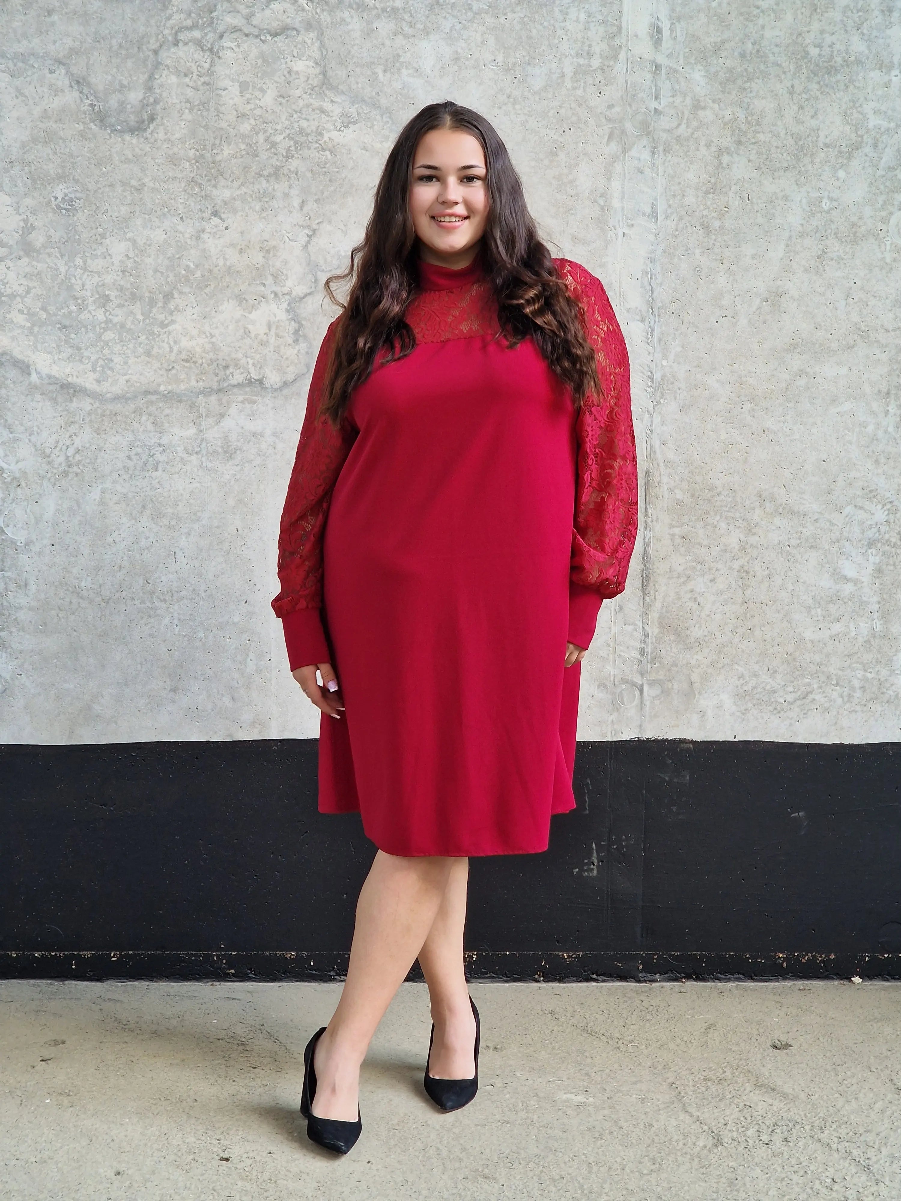 Czerwona sukienka plus size z koronką – elegancja i kobiecy urok Stylowa XL