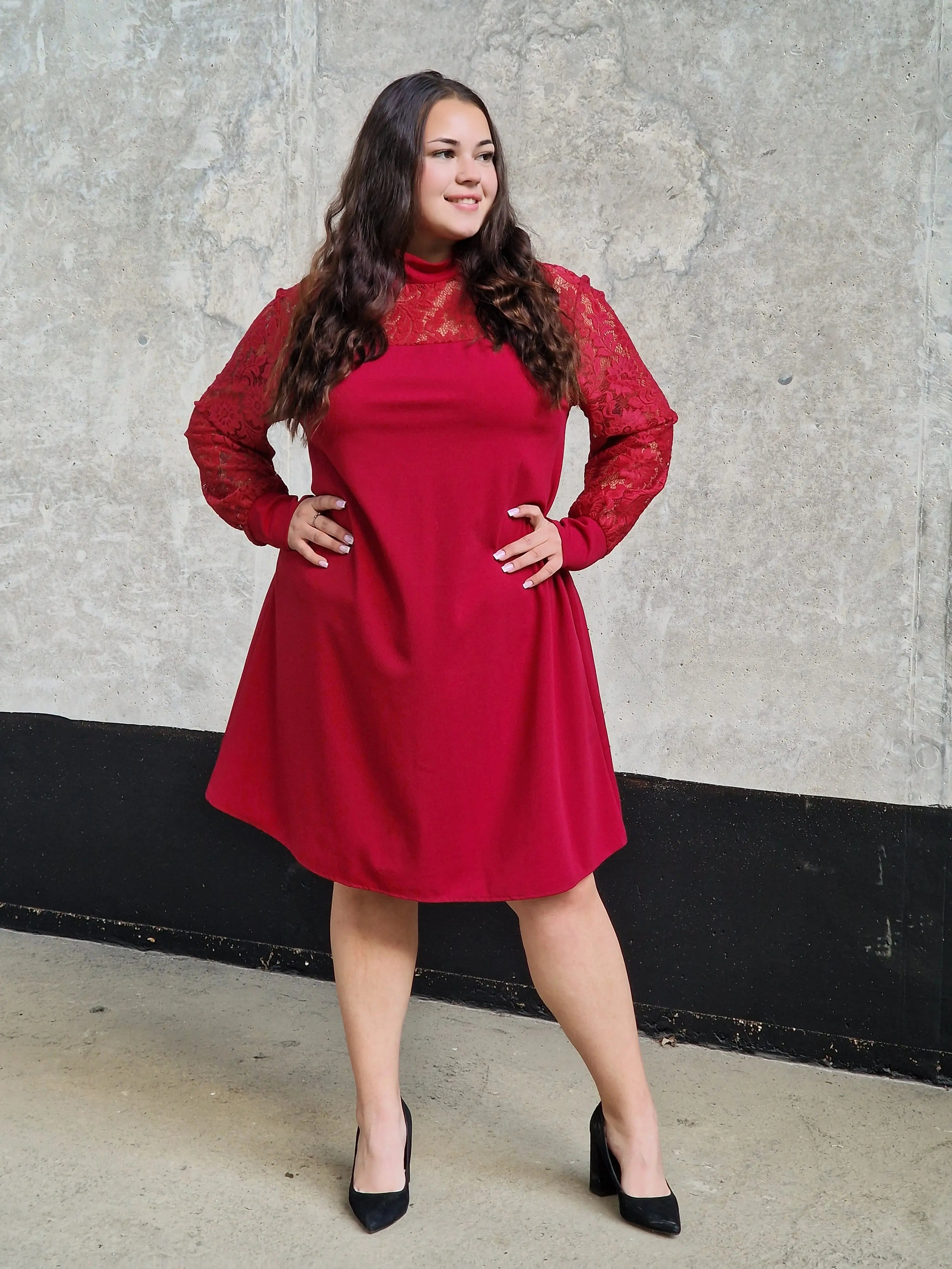 Czerwona sukienka plus size z koronką – elegancja i kobiecy urok Stylowa XL