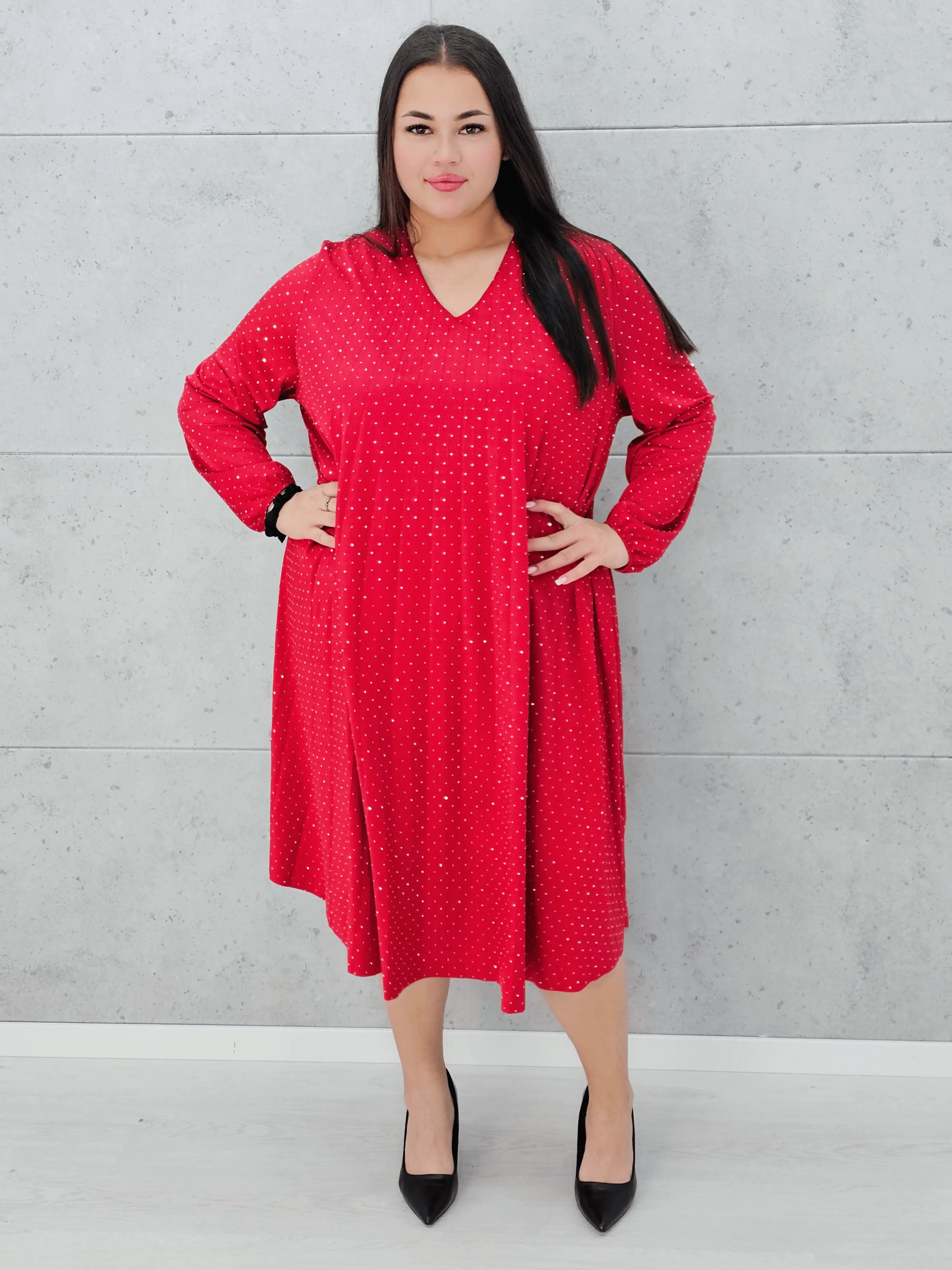 Czerwona sukienka w groszki z dekoltem V Stylowa XL