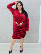 Czerwona welurowa sukienka z łańcuchem Stylowa XL