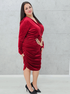 Czerwona welurowa sukienka z łańcuchem Stylowa XL