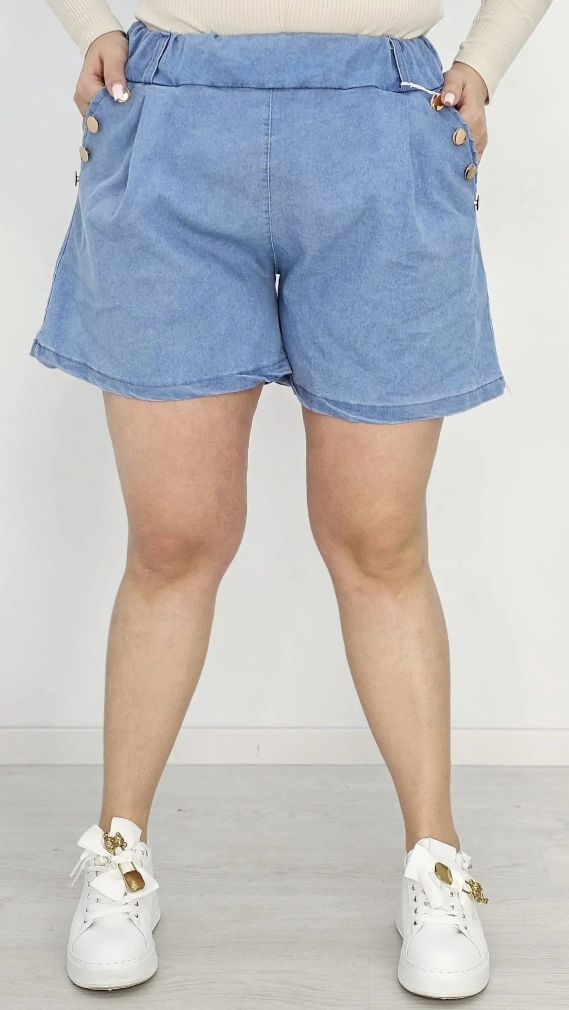 Denimowe spodenki LIVAN’S z ozdobnymi guzikami. Stylowa XL