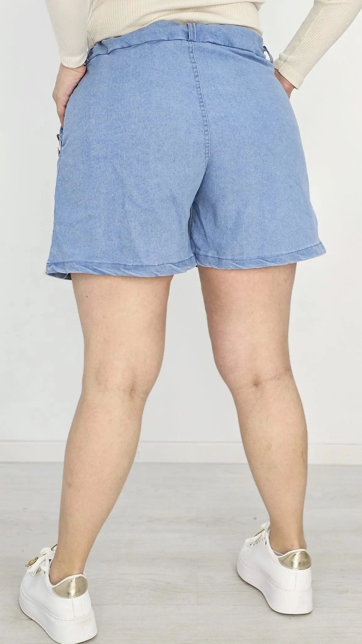 Denimowe spodenki LIVAN’S z ozdobnymi guzikami. Stylowa XL