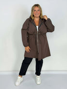 Długa kurtka przejściowa Plus Size z kapturem i regulacją w talii w kilku kolorach Stylowa XL