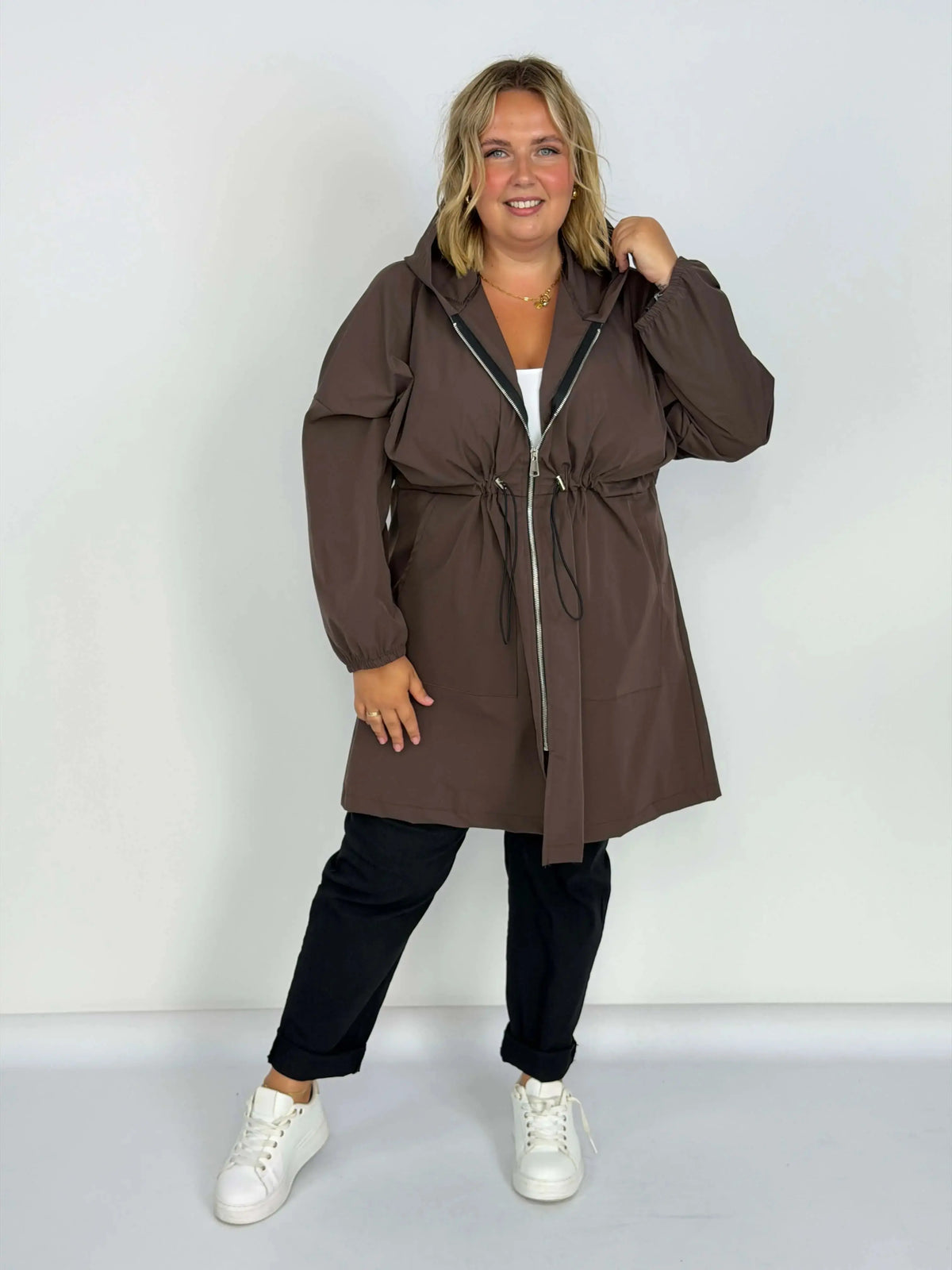 Długa kurtka przejściowa Plus Size z kapturem i regulacją w talii w kilku kolorach Stylowa XL
