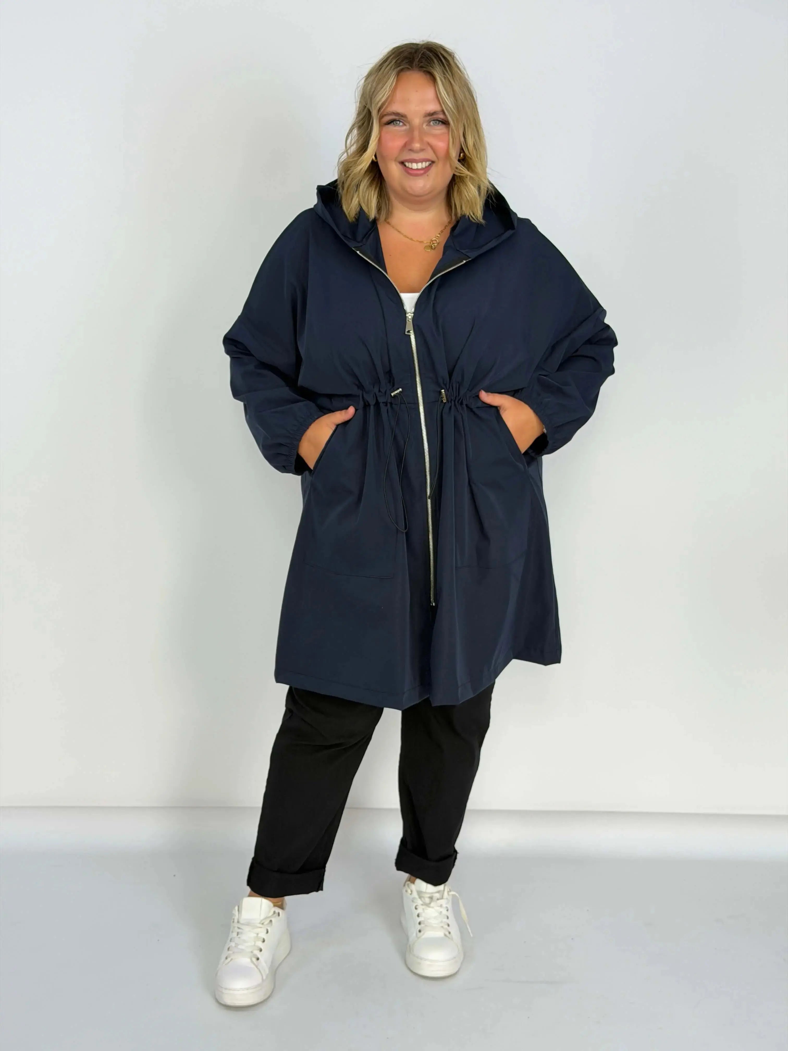 Długa kurtka przejściowa Plus Size z kapturem i regulacją w talii w kilku kolorach Stylowa XL