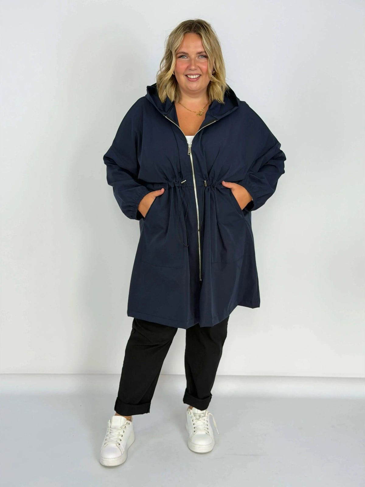 Długa kurtka przejściowa Plus Size z kapturem i regulacją w talii w kilku kolorach Stylowa XL