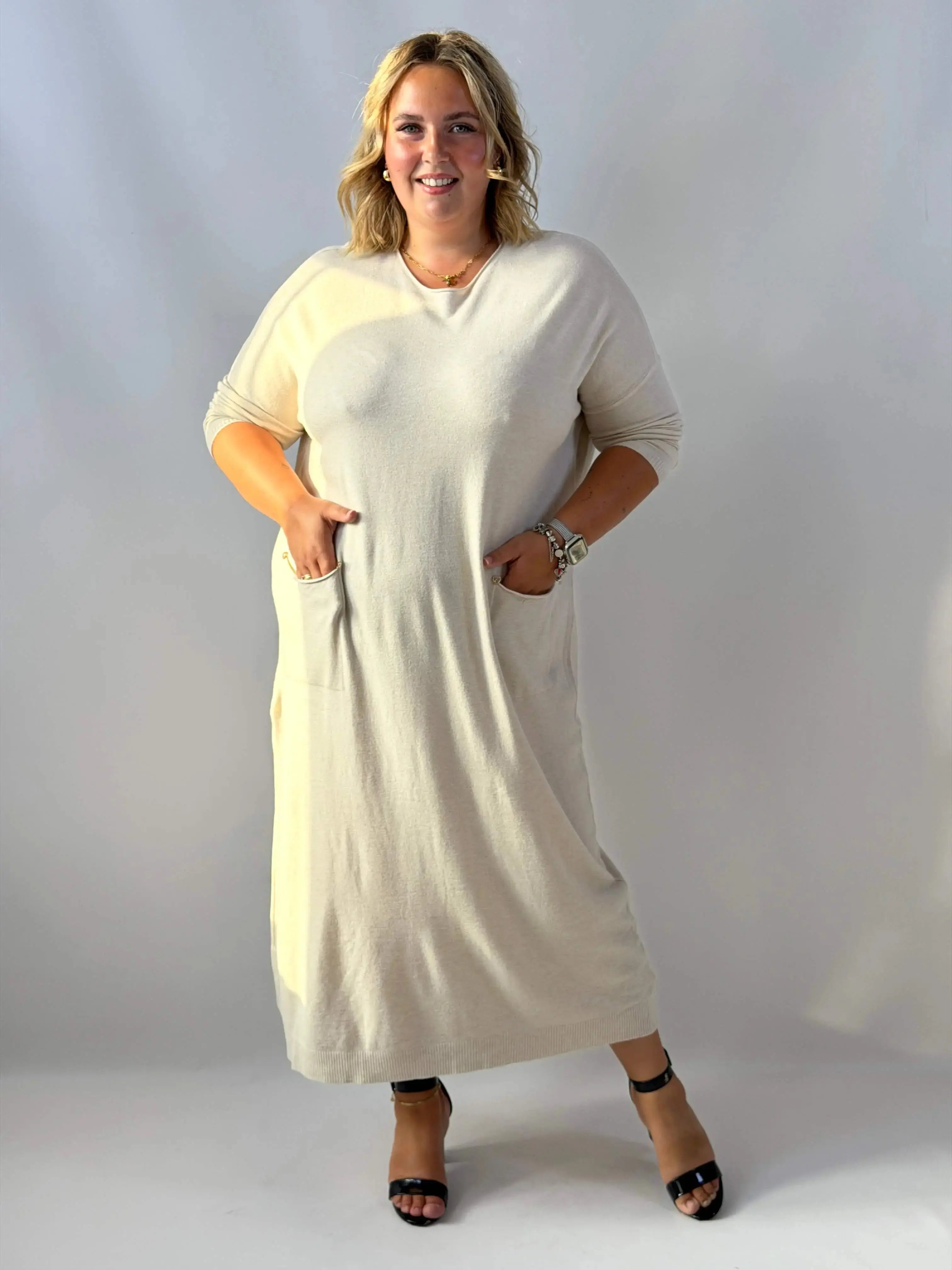 Długa sukienka dzianinowa Plus Size z praktycznymi kieszeniami i serduszkami Stylowa XL