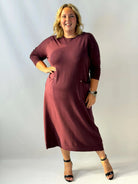 Długa sukienka dzianinowa Plus Size z praktycznymi kieszeniami i serduszkami Stylowa XL