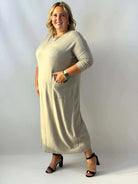 Długa sukienka dzianinowa Plus Size z praktycznymi kieszeniami i serduszkami Stylowa XL