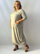 Długa sukienka dzianinowa Plus Size z praktycznymi kieszeniami i serduszkami Stylowa XL