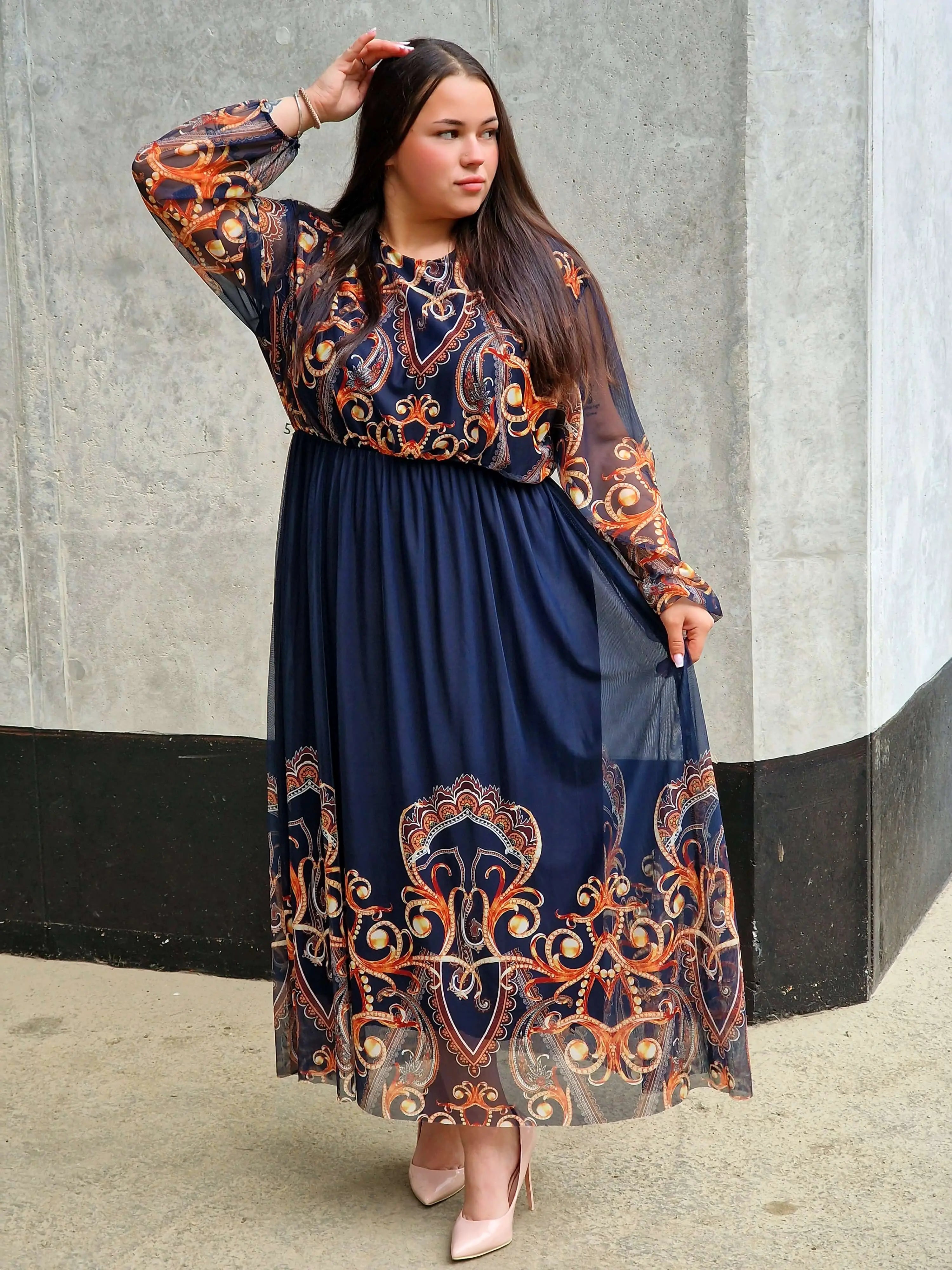 Długa sukienka plus size – elegancka, kobieca i pełna klasy propozycja Stylowa XL