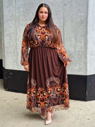 Długa sukienka plus size – elegancka, kobieca i pełna klasy propozycja Stylowa XL