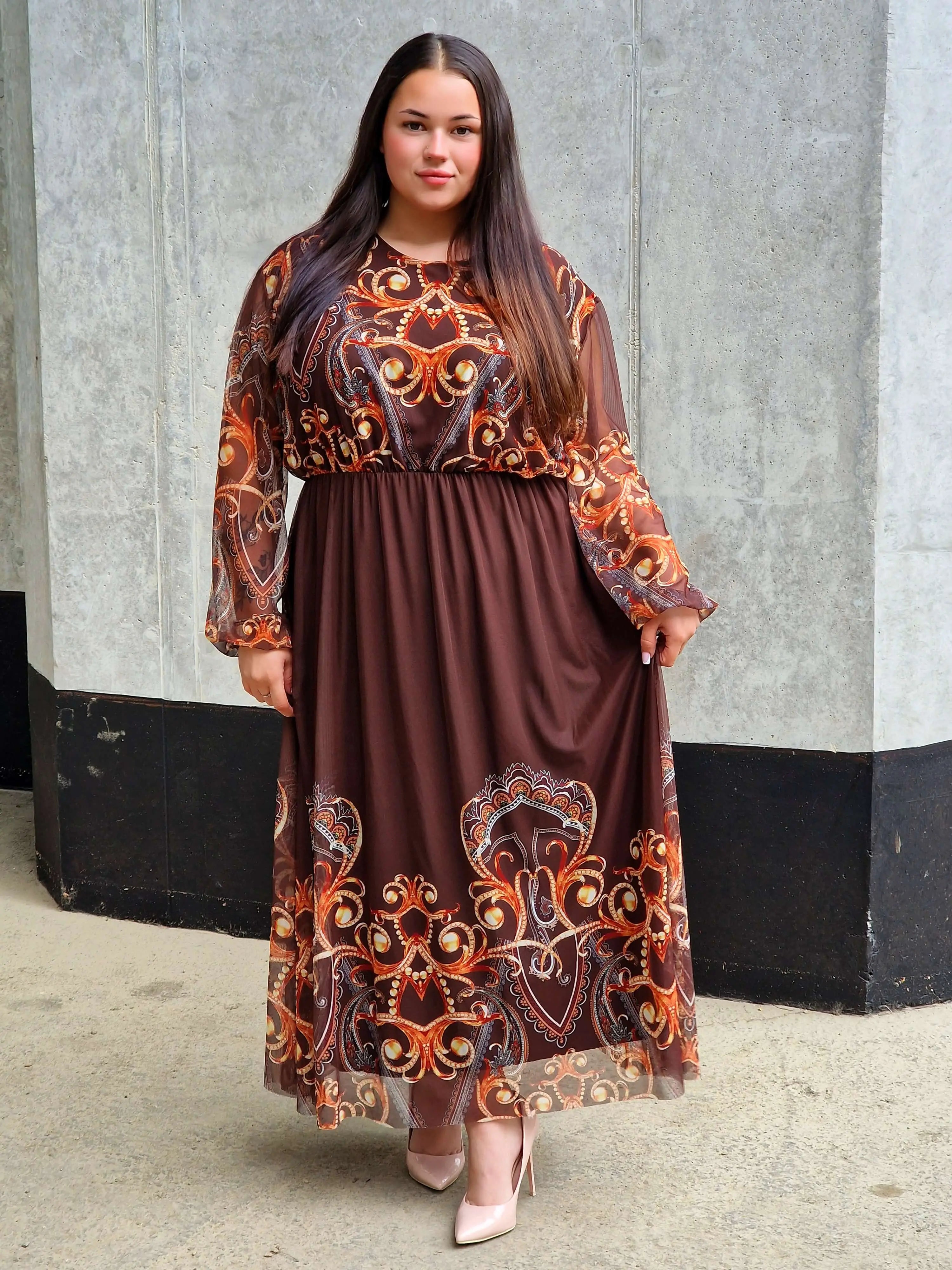 Długa sukienka plus size – elegancka, kobieca i pełna klasy propozycja Stylowa XL