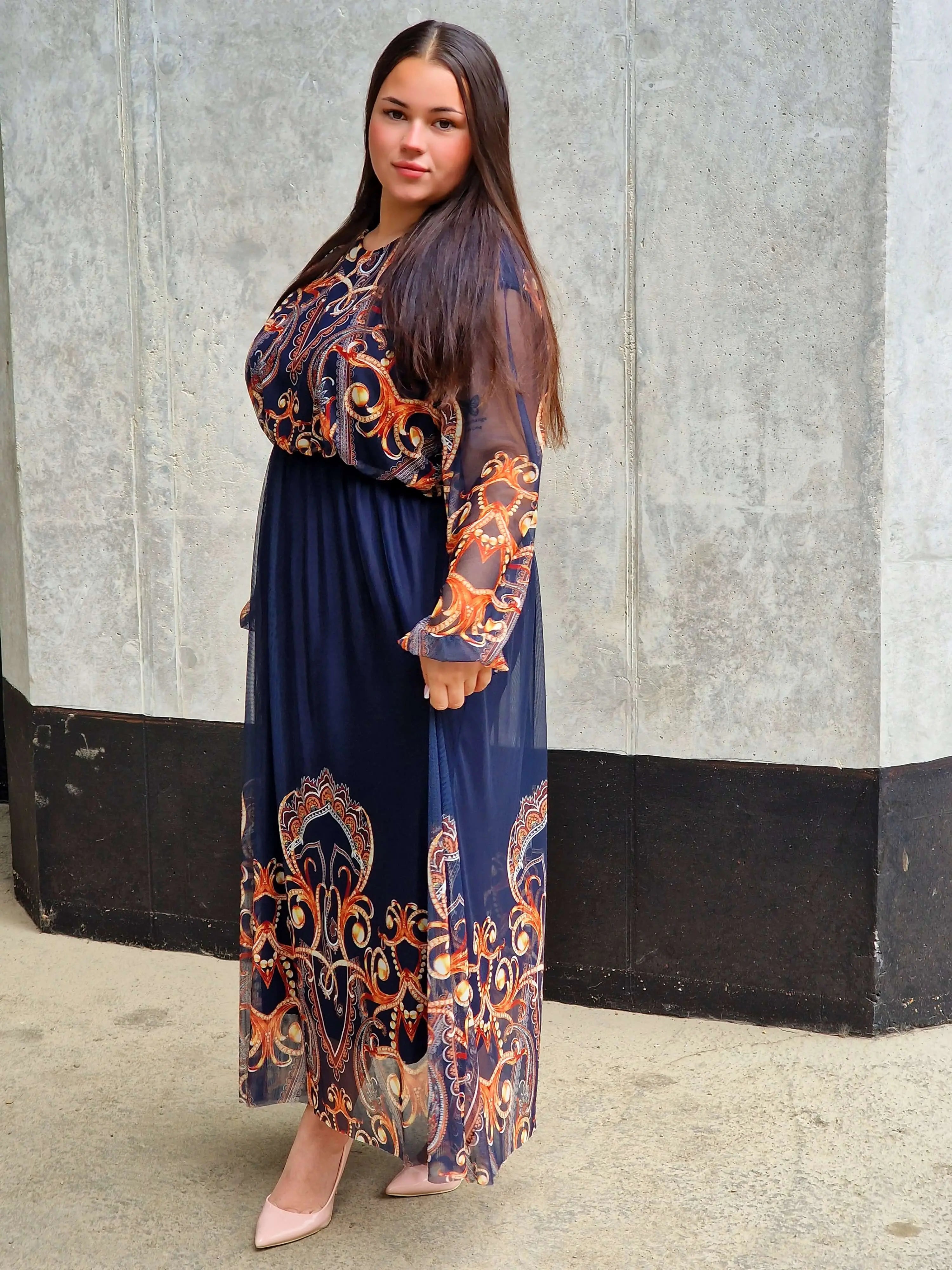 Długa sukienka plus size – elegancka, kobieca i pełna klasy propozycja Stylowa XL