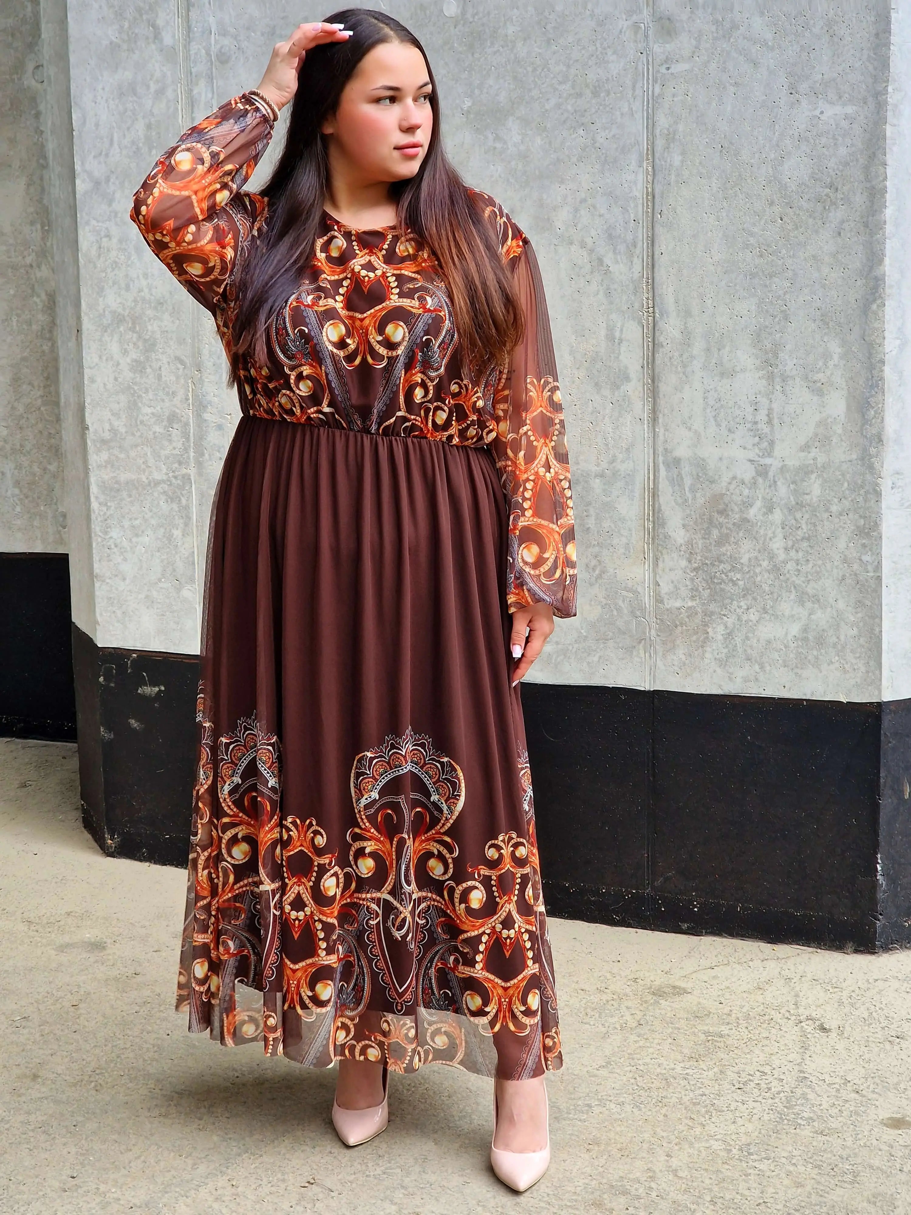 Długa sukienka plus size – elegancka, kobieca i pełna klasy propozycja Stylowa XL