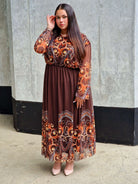 Długa sukienka plus size – elegancka, kobieca i pełna klasy propozycja Stylowa XL