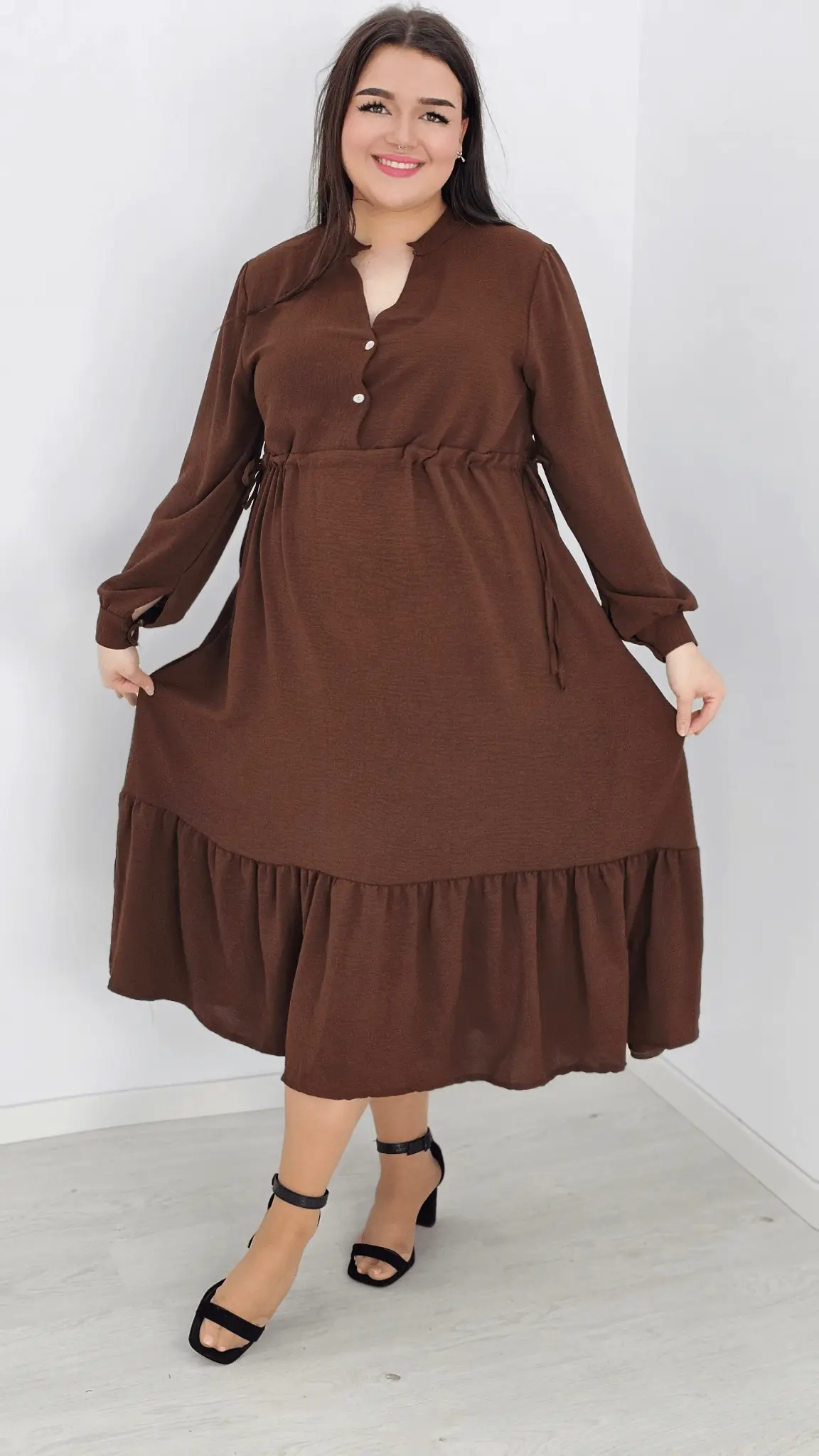 Długa sukienka z ściągaczem w tali - brąz Stylowa XL