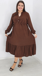 Długa sukienka z ściągaczem w tali - brąz Stylowa XL