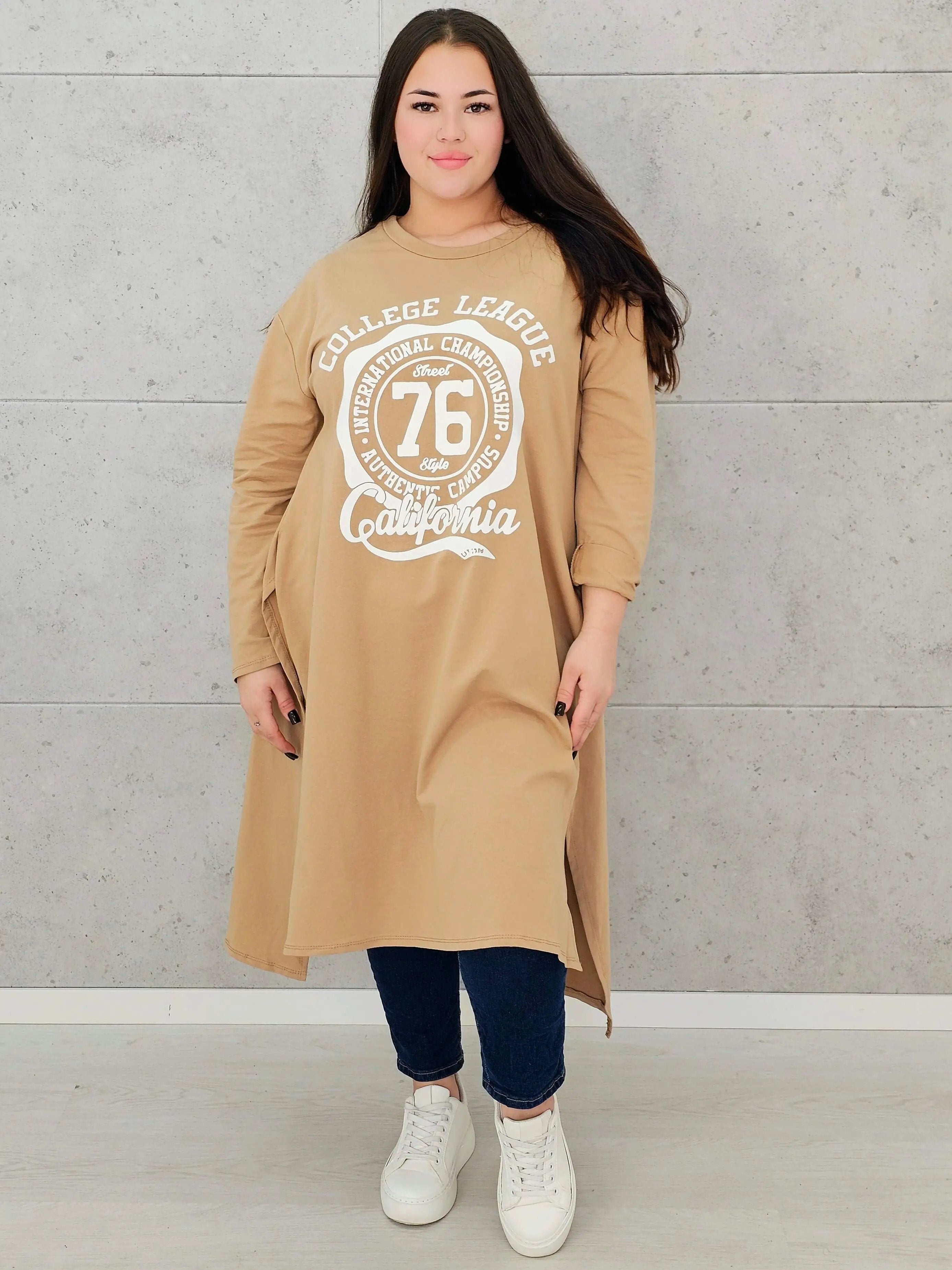 Długa tunika oversize z nadrukiem California– moda dla kobiet plus size Stylowa XL