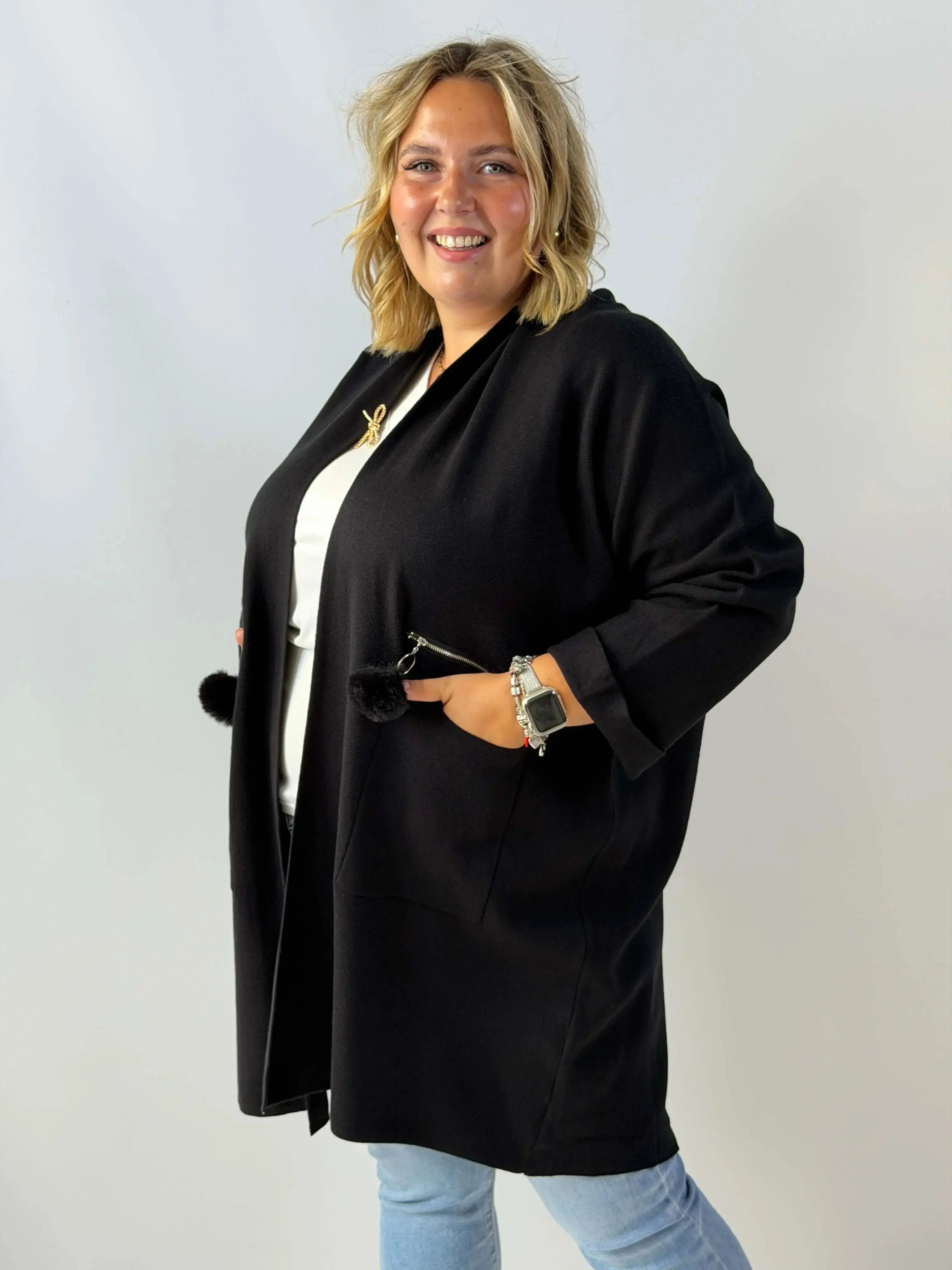Długi kardigan damski Plus Size z kieszeniami i ozdobnymi pomponami Stylowa XL