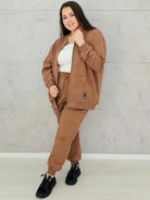 Dres damski dwuczęściowy z bluzą na zamek –moda dla kobiet plus size Stylowa XL