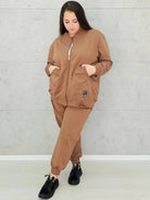 Dres damski dwuczęściowy z bluzą na zamek –moda dla kobiet plus size Stylowa XL