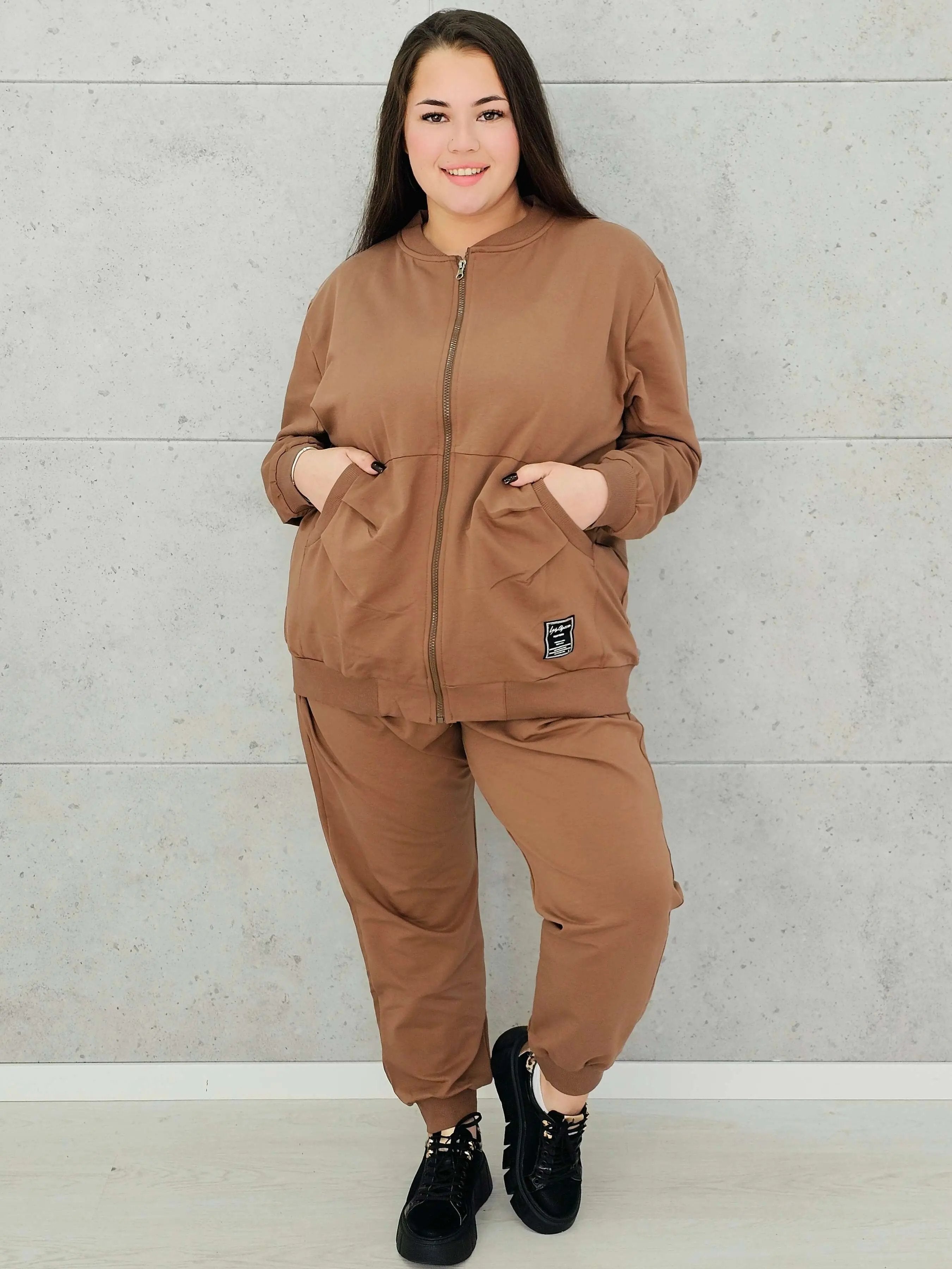 Dres damski dwuczęściowy z bluzą na zamek –moda dla kobiet plus size Stylowa XL