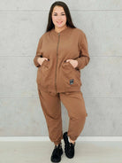 Dres damski dwuczęściowy z bluzą na zamek –moda dla kobiet plus size Stylowa XL